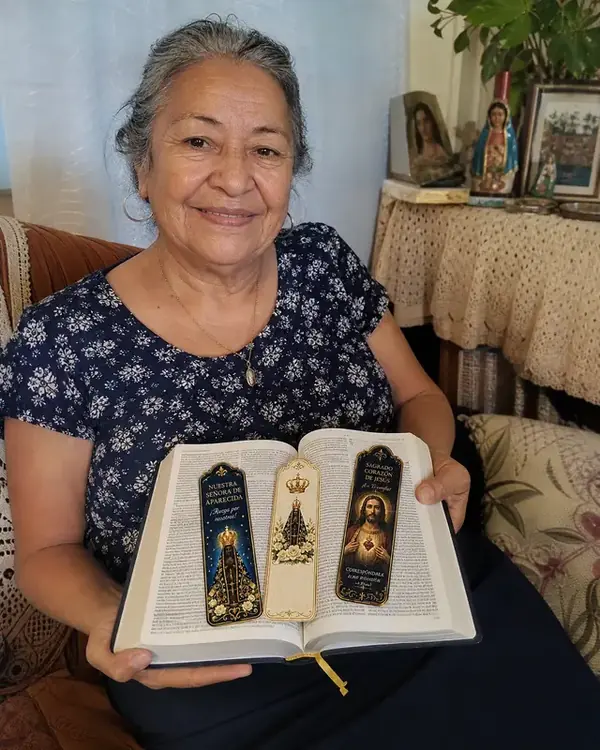 Clienta con tres marcapáginas dentro de su Biblia abierta